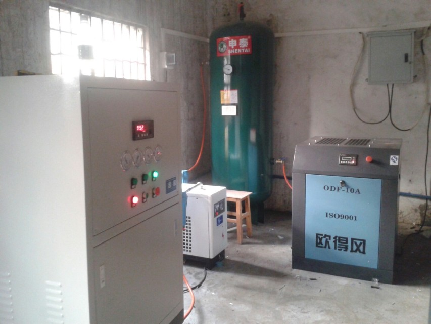 廣州穂樺日化公司，反應(yīng)斧制氮機(jī)安裝現(xiàn)場